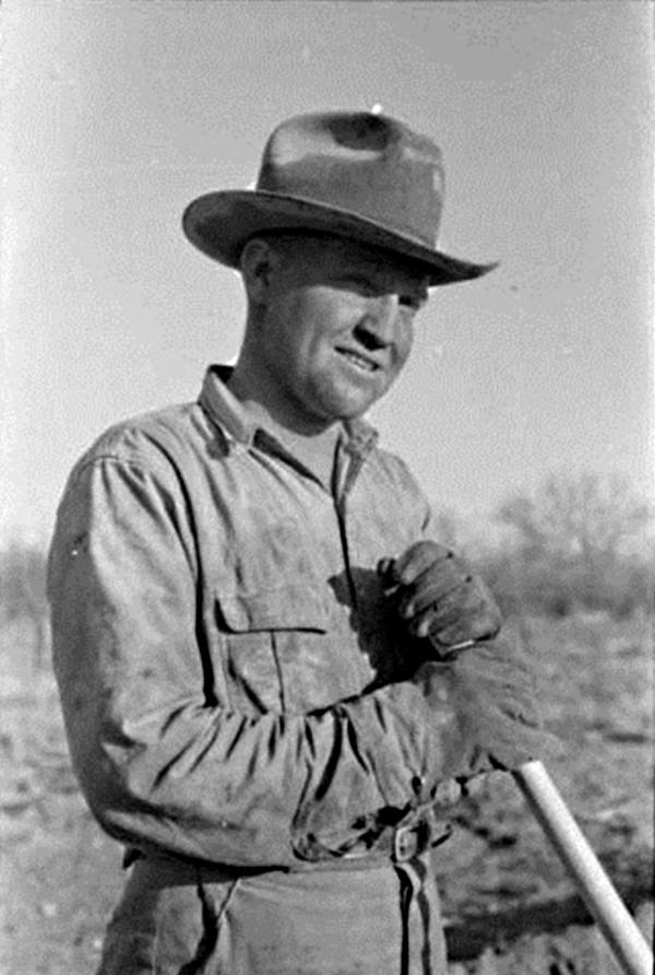 farmer-near-el-indio-tx-in-1939